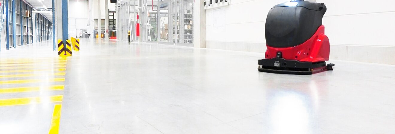 Adlatus robot A washing robot in a warehouse